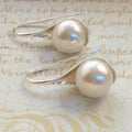 Elegantní visací náušnice s perlami