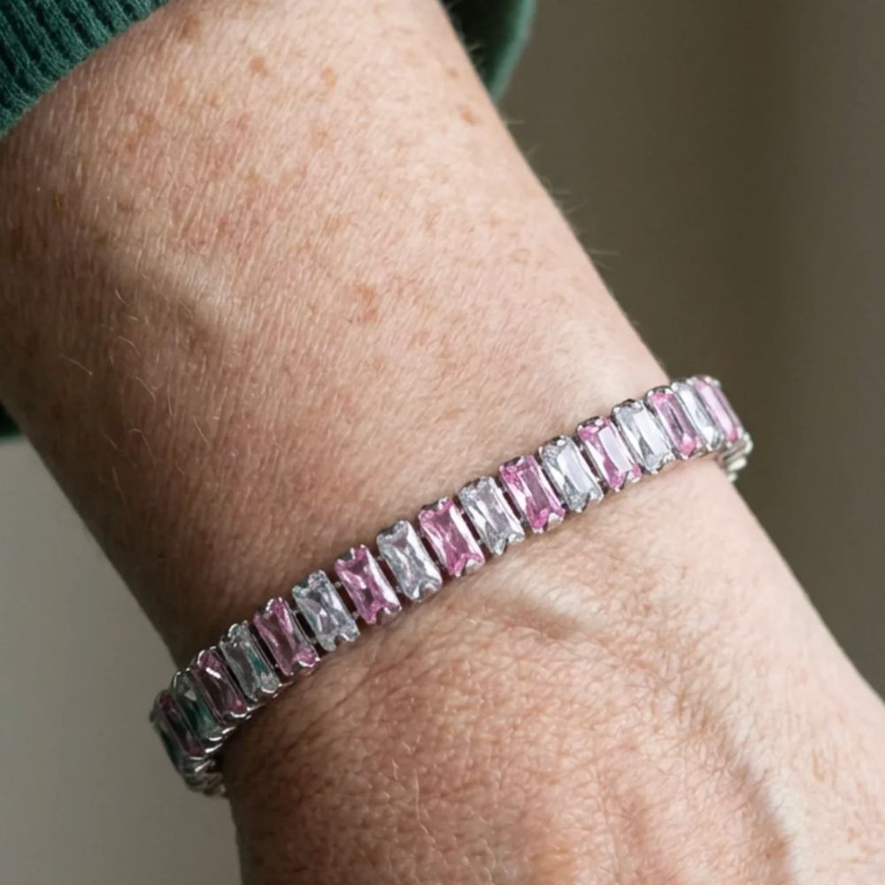 Tenisový náramek s růžovým pruhem
