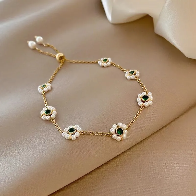 Elegantní náramek s kopretinou a zelenými krystaly