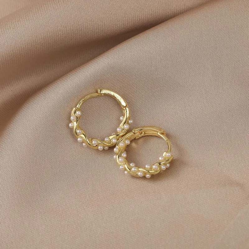 Elegantní kulaté perlové náušnice se zdobením