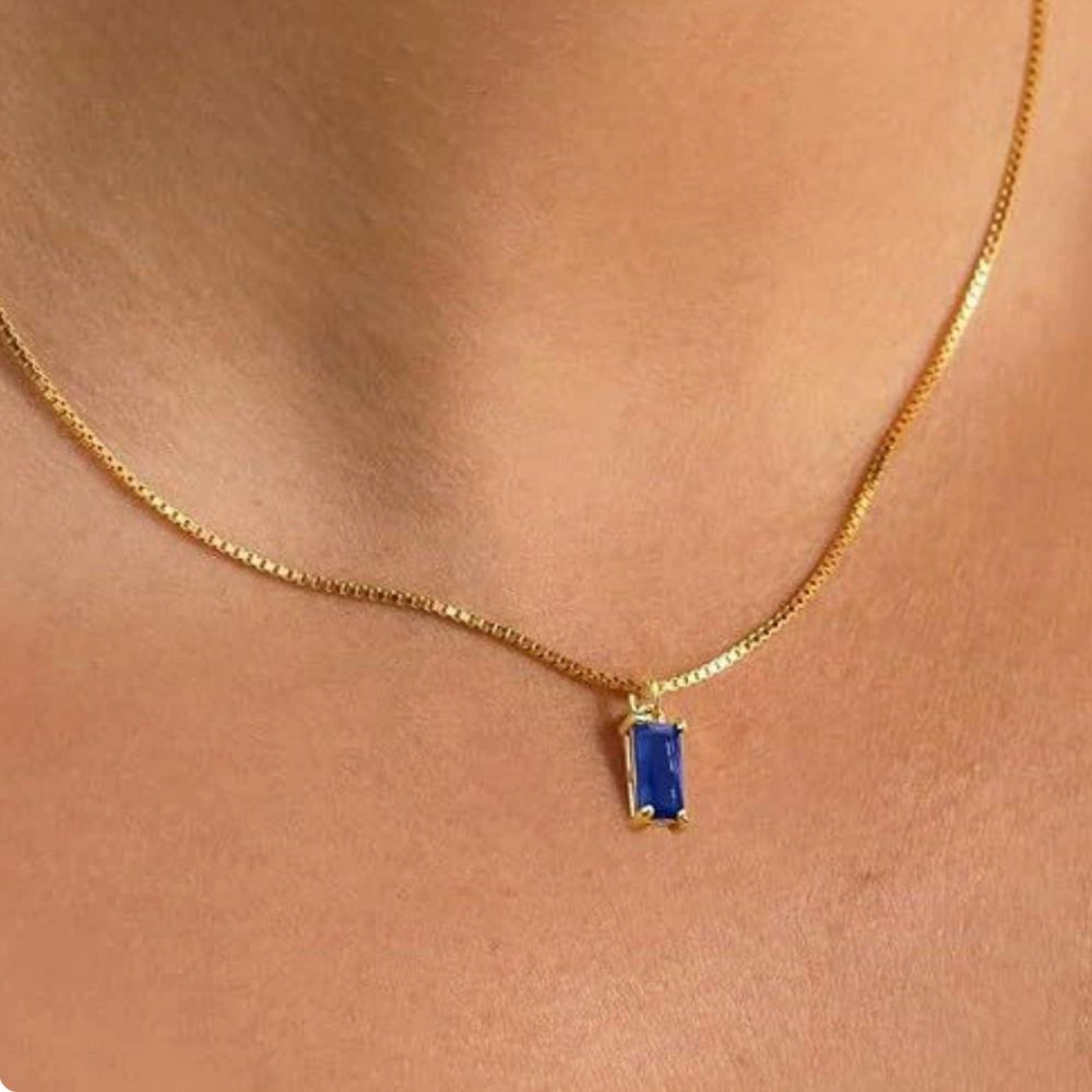 Minimalistický náhrdelník s přívěskem ze safíru